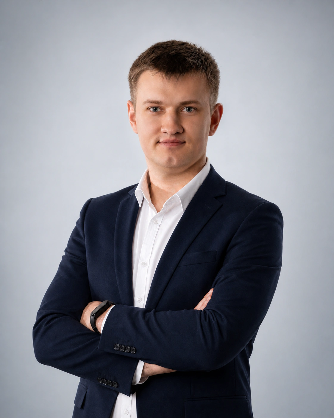 Adrian Michałek w granatowej marynarce