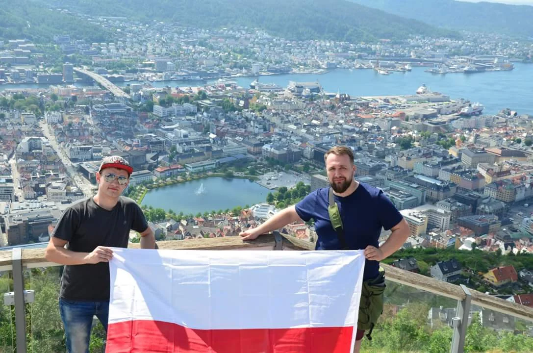 Adrian Michałek i Tomasz Chlebek z polską flagą na tle Bergen