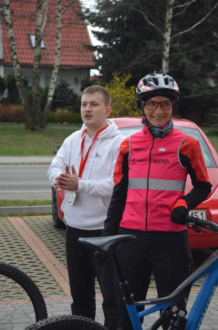Adrian Michałek z uczestniczką rozpoczęcia sezonu rowerowego w 2023 roku