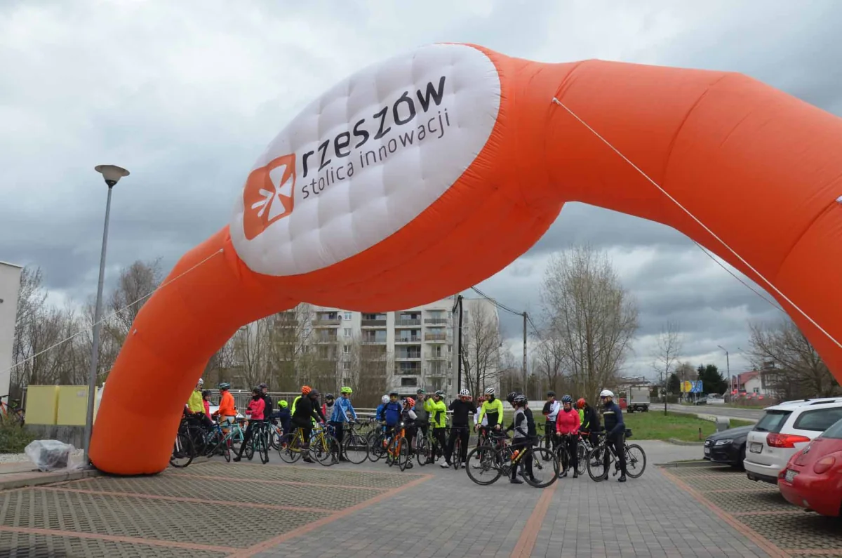 Uczestnicy rozpoczęcia sezonu rowerowego