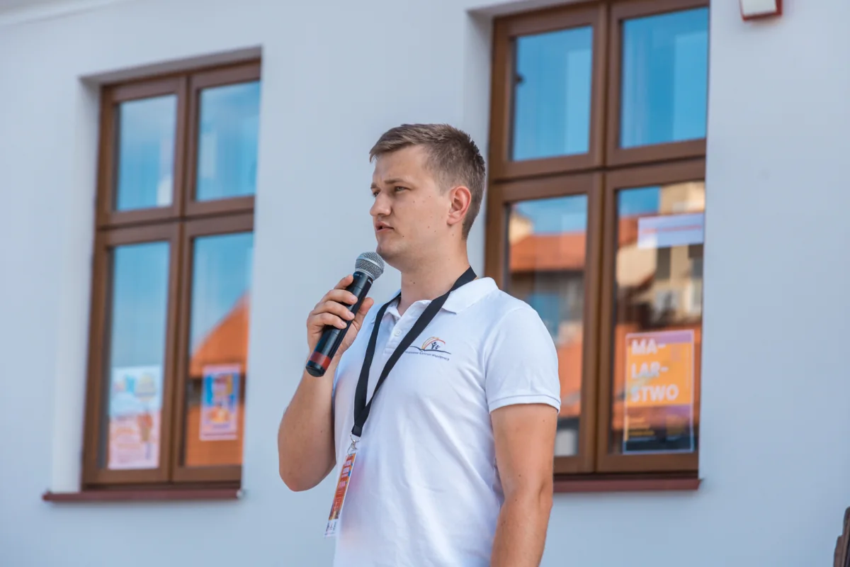 Adrian Michałek z mikrofonem podczas pierwszej Wyprzedaży Garażowej w Tyczynie