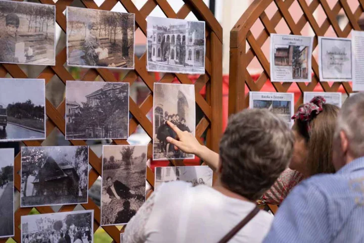 Mieszkańcy oglądający archiwalne fotografie Tyczyna