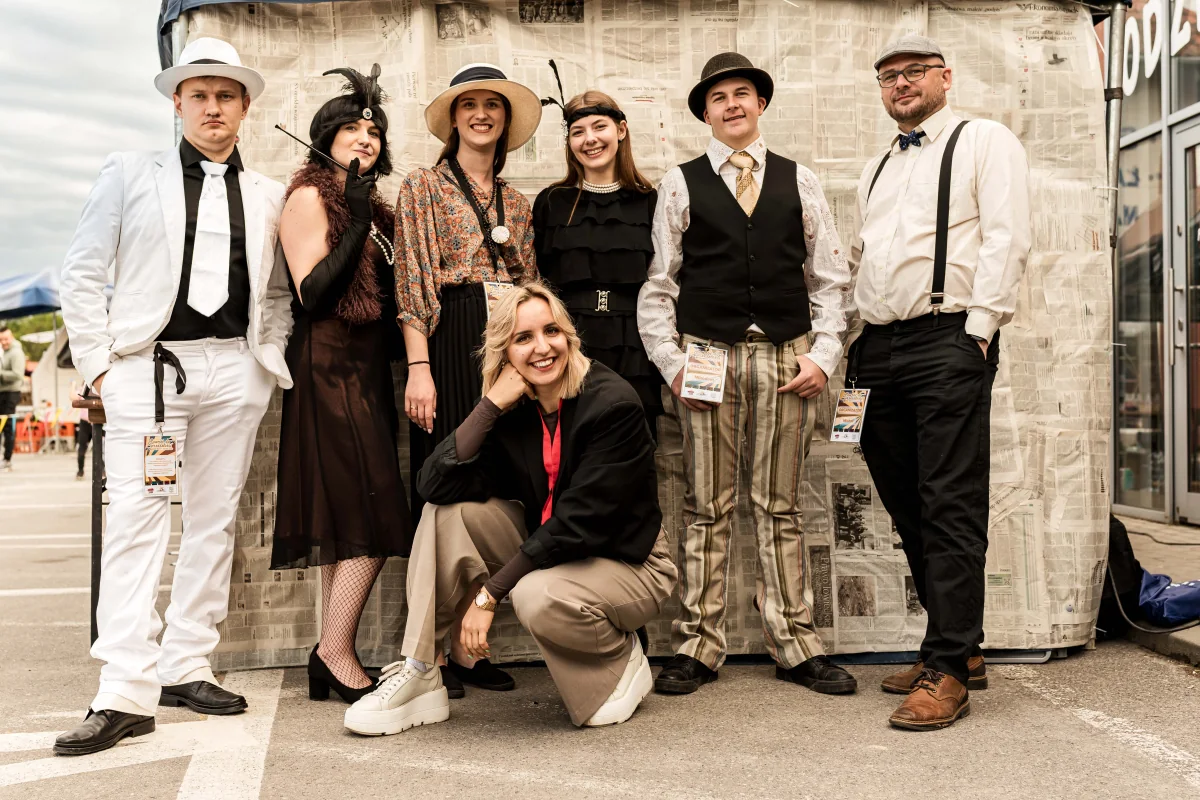Grupa uczestników w strojach retro podczas wydarzenia Powrót do Przeszłości