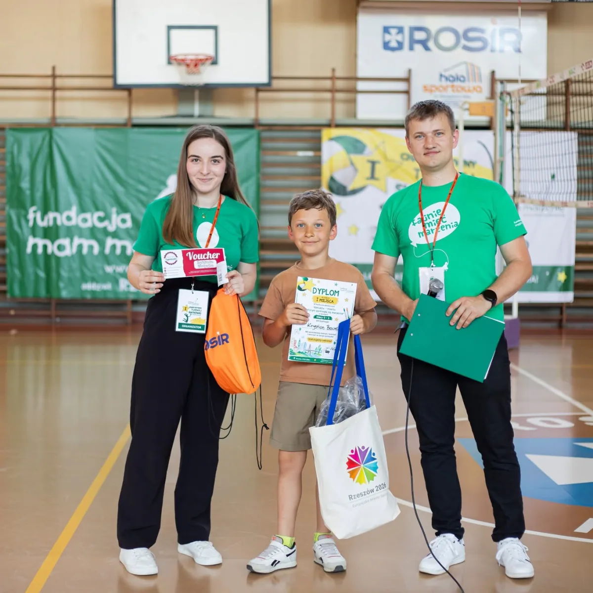Adrian Michałek z mikrofonem podczas wręczania nagród na turnieju siatkówki Fundacji Mam Marzenie w Rzeszowie