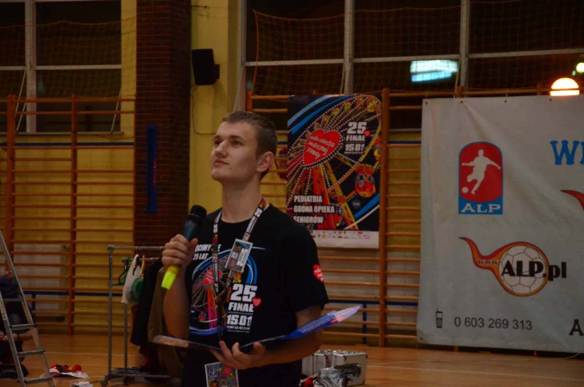 Adrian Michałek z mikrofonem podczas 25. Finału WOŚP w Tyczynie