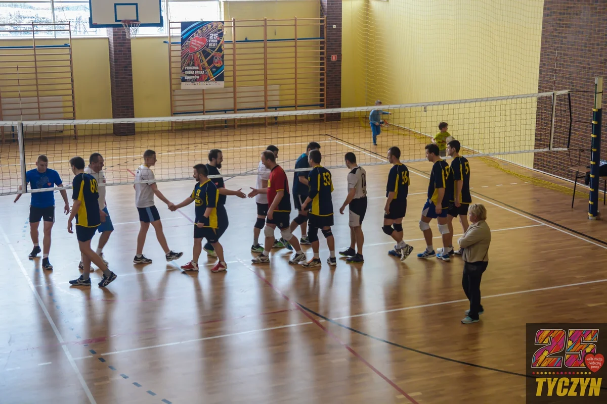 Drużyny podczas amatorskiego turnieju siatkówki w ramach 25. Finału WOŚP w Tyczynie